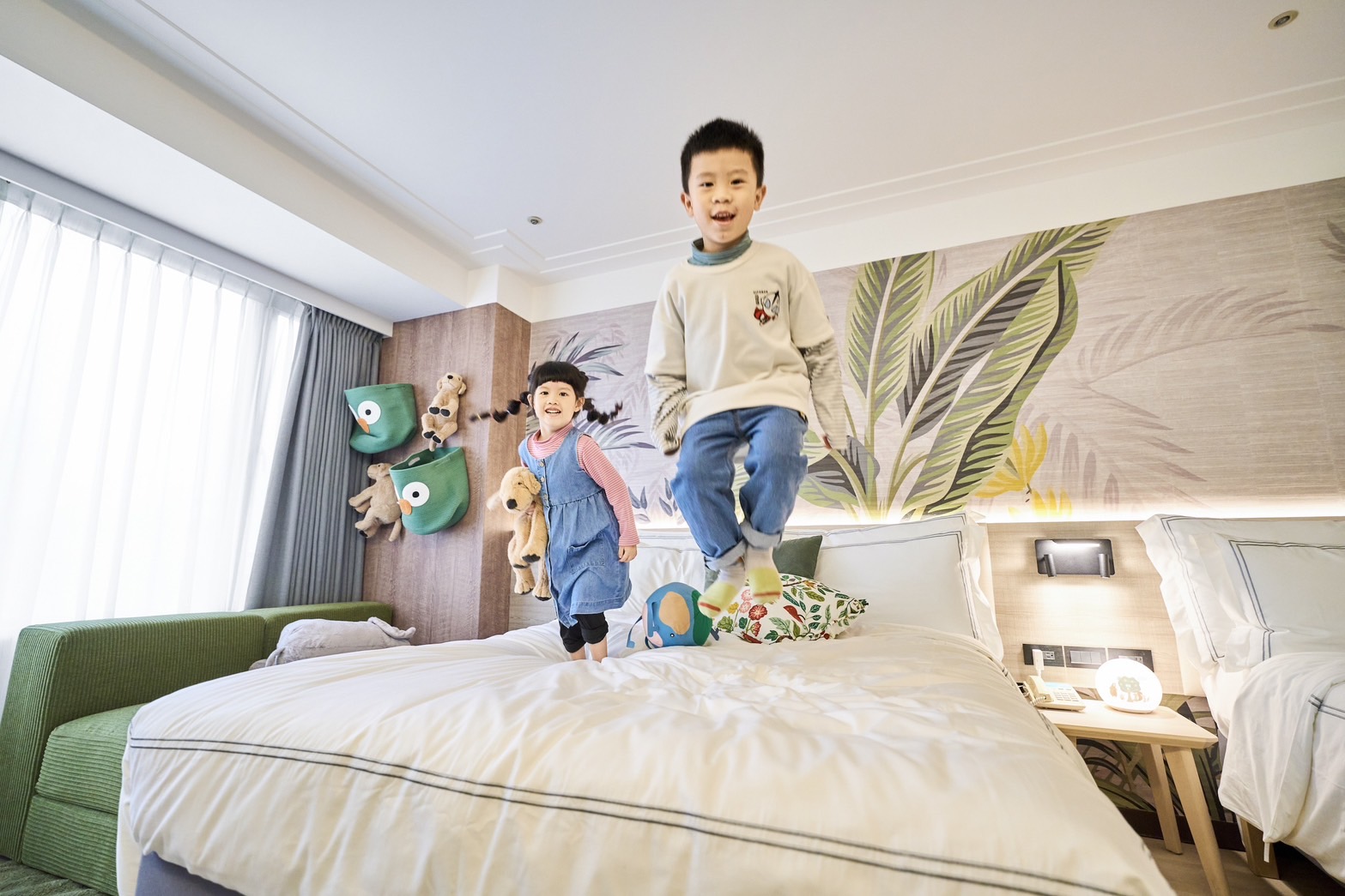 2025/03/03【福容徠旅再度攜手IKEA 打造中壢最強親子主題房         棕熊、藍鯨、綠色外星人通通有 試營運每房2903元起】