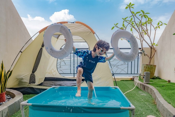 瑞貝卡一家-海景露營房開箱，房內就有孩子最愛的小水池、帳篷！