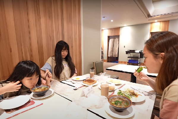 【喪屍老爸】第一次住20樓的飯店，真的有點高啊!還騎車去吃汕頭火鍋。高雄福容大飯店
