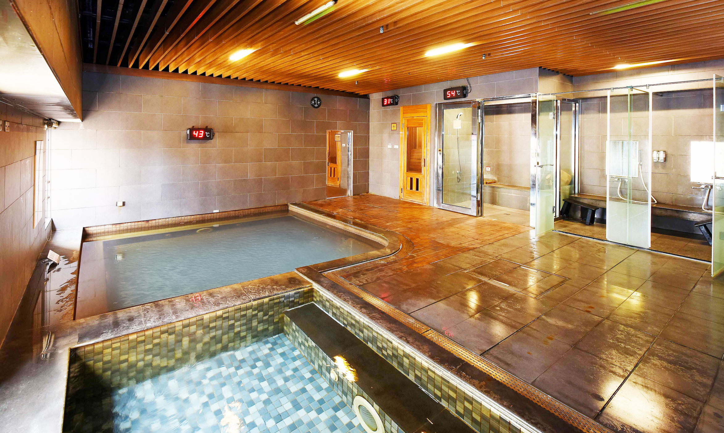 三溫暖(室內湯池)