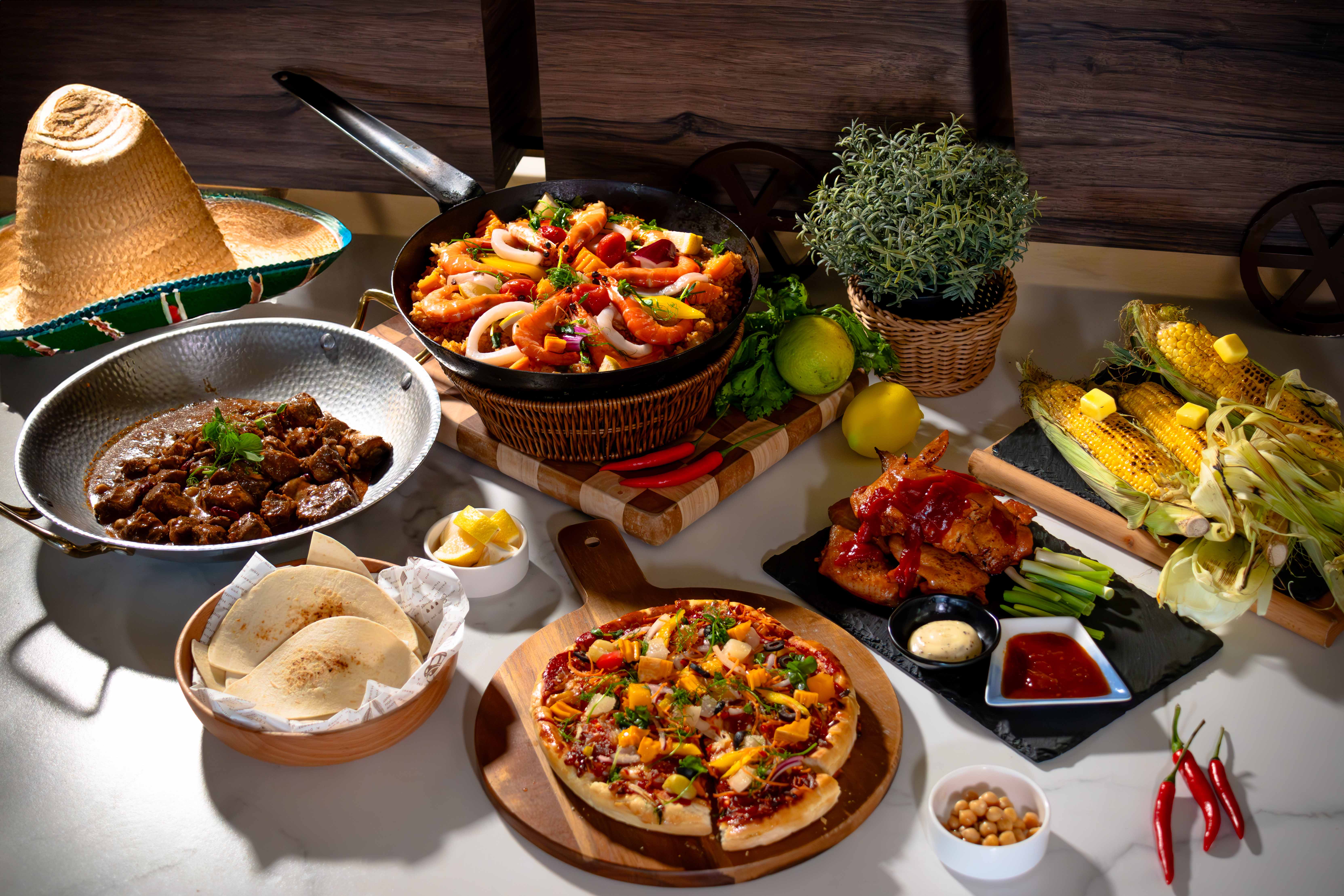 圖二、田園西餐廳正推出「美墨美食節」,必吃餐點包含墨西哥紅燴辣味牛肉豆子鍋、墨西哥海鮮飯與美式煙燻羊肩肉。(圖/嘉義福容voco酒店) 圖二、田園西餐廳正推出「美墨美食節」,必吃餐點包含墨西哥紅燴辣味牛肉豆子鍋、墨西哥海鮮飯與美式煙燻羊肩肉。(圖/嘉義福容voco酒店)