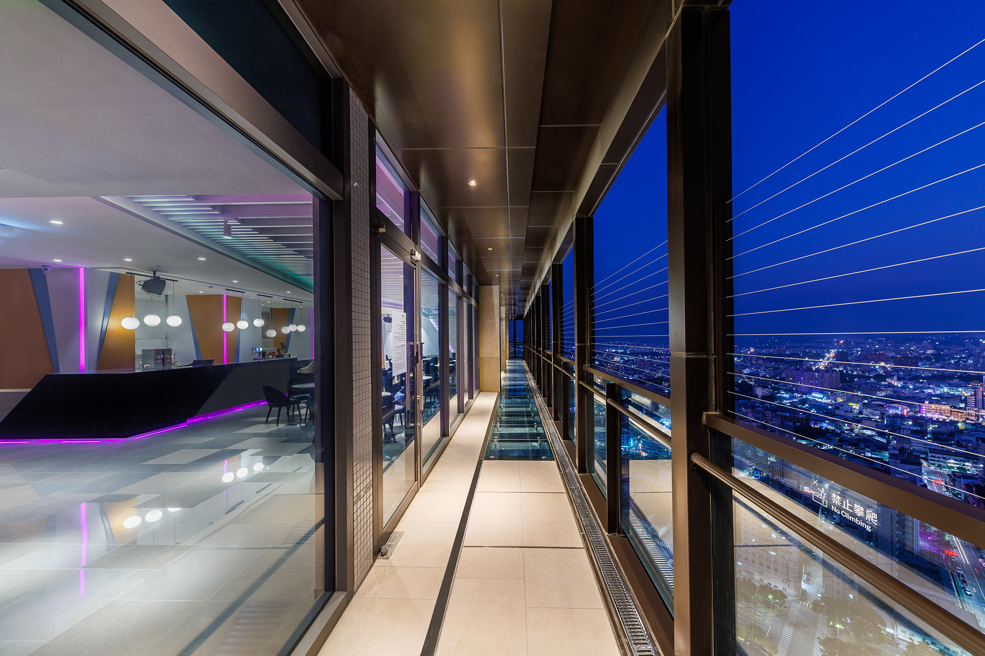 圖六、位於32樓的Join’s Café & Bistro可俯瞰嘉義市夜景，夜幕低垂時舉杯小酌最愜意。（圖／嘉義福容voco酒店）