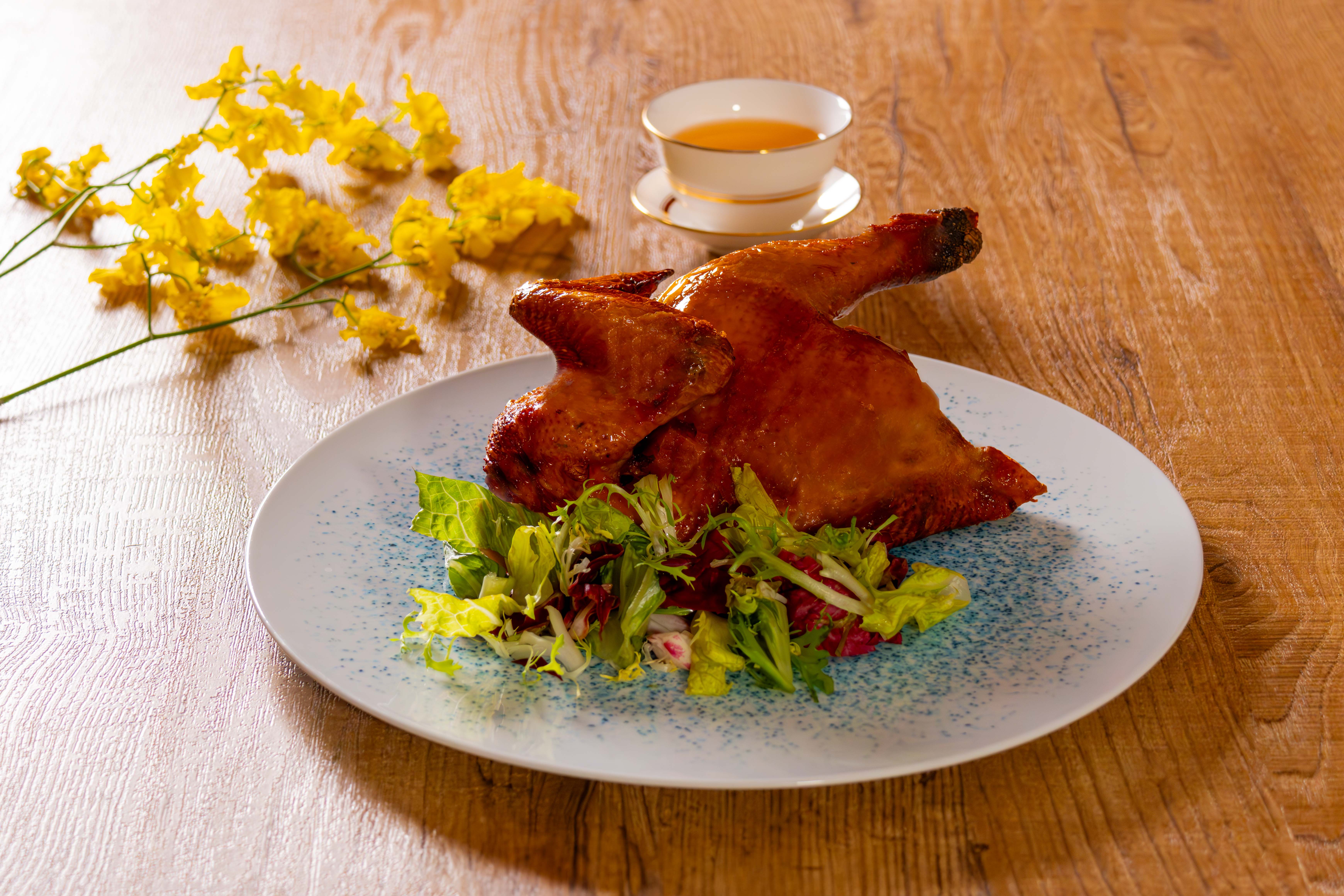 圖2、「金牌脆皮吊燒雞」也是必吃推薦。（圖／嘉義福容voco酒店提供）