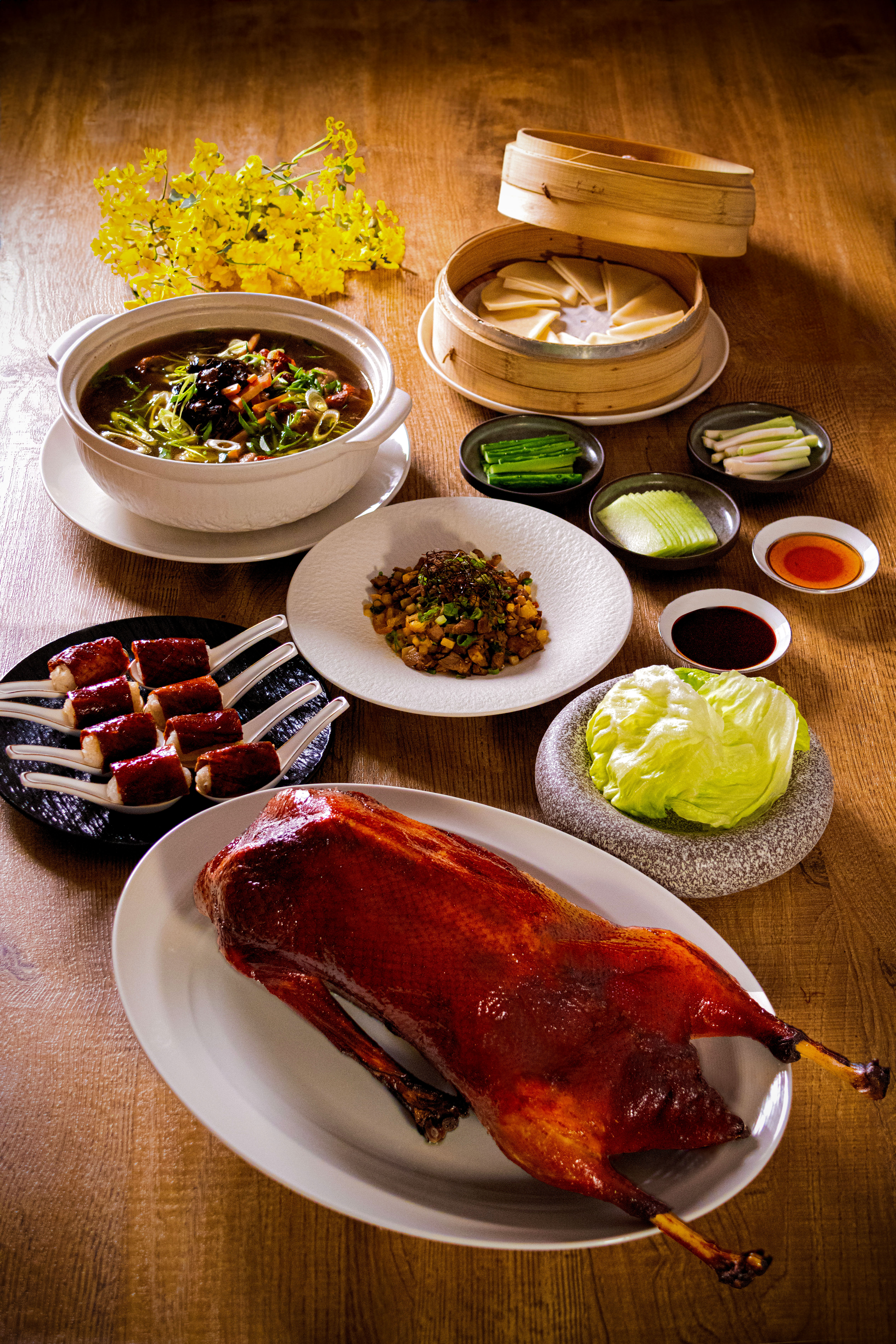 圖3、深井燒鵝四吃每日限量五隻，推薦吃法包含經典燒鵝切盤及創意料理「XO醬桂花炒鵝絲」。（圖／嘉義福容voco酒店提供）